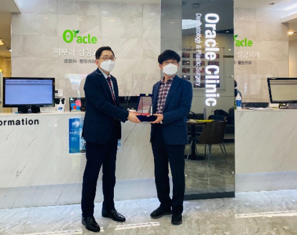 보건산업진흥원, 오라클메디컬그룹에 의료 해외진출 감사패 수여 > 최신뉴스 | 대한임상피부치료연구회(대피연)” style=”width:100%”><figcaption>보건산업진흥원, 오라클메디컬그룹에 의료 해외진출 감사패 수여 > 최신뉴스 | 대한임상피부치료연구회(대피연)</figcaption></figure>
<p style=
